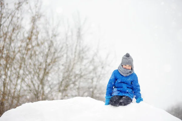 小男孩喜欢在下雪天骑在冰上滑行 暴风雪期间 孩子们玩得很开心 有子女家庭的户外活动 — 图库照片