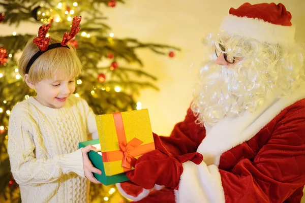 Père Noël Offert Cadeau Pour Enfant Près Sapin Veille Noël — Photo