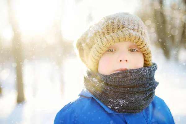Close Portret Van Droevig Jongetje Blauwe Winterkleding Wandelingen Tijdens Een — Stockfoto