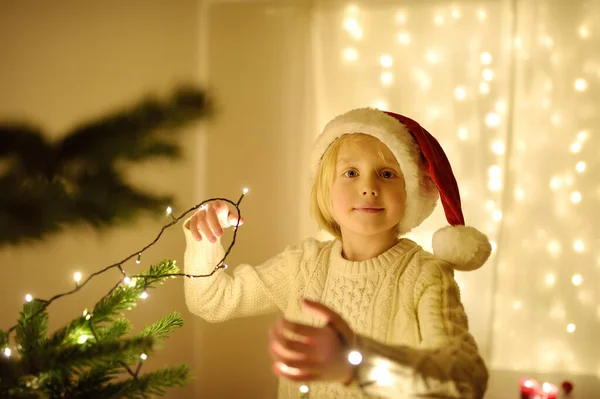 Menino Usando Chapéu Papai Noel Pronto Para Comemorar Natal Criança — Fotografia de Stock