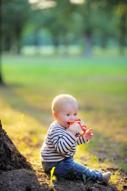 güneşli parkta küçük oğlu 
