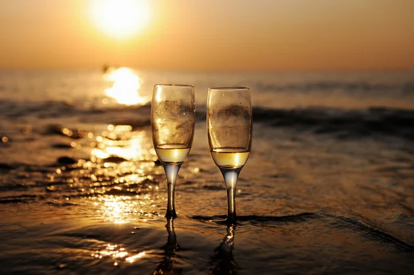 Romantische strand avond op de zonsondergang — Stockfoto