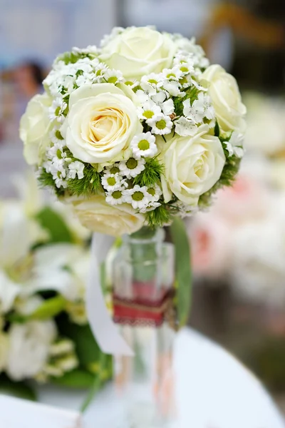 Flowers bouquet in glass vase — Stock Photo, Image