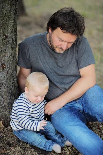 Vater mit seinem kleinen Jungen — Stockfoto