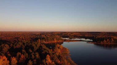 Yoğun ormanlar ve derin ve temiz göllerin panoramik günbatımı manzarası. Rusya 'nın Belarus sınırı yakınlarındaki Smolensk Oblastı' ndaki Smolenskoye Poozerye Ulusal Parkı. Turistler için açık hava macerası için güzel bir yer.