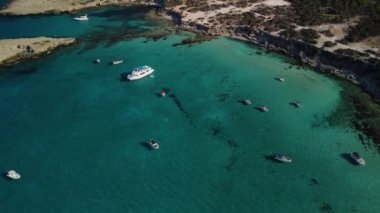 Akamas Ulusal Parkı, Kıbrıs Rum Kesimi - 26 Temmuz 2021: Afrodit Körfezi, Akamas Yarımadası Ulusal Parkı 'nın inanılmaz hava manzarası. Kıbrıs 'ın ünlü turizm beldesi