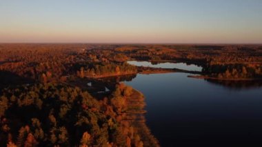 Yoğun ormanlar ve derin ve temiz göllerin panoramik günbatımı manzarası. Rusya 'nın Belarus sınırı yakınlarındaki Smolensk Oblastı' ndaki Smolenskoye Poozerye Ulusal Parkı. Turistler için açık hava macerası için güzel bir yer.