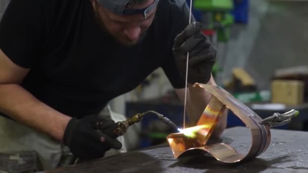 Metal Işçisi Kullan Alet Kullanarak Metalle Çalışıyor Atölyede Çalışan Koruyucu — Stok video