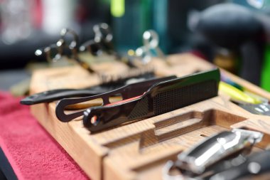 Kesmek ve berber dükkanı yapmak için aletler hazır. Profesyonel bir stilistin hizmetleri. Erkekler için moda saç kesimi