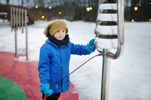 Μικρό Αγόρι Χτυπά Από Δρόμο Τύμπανα Ξυλόφωνο Στην Παιδική Χαρά — Φωτογραφία Αρχείου