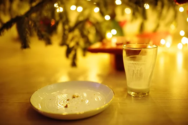 Тарелка Крошек Печенья Пустой Стакан Молока После Ночного Визита Санта — стоковое фото