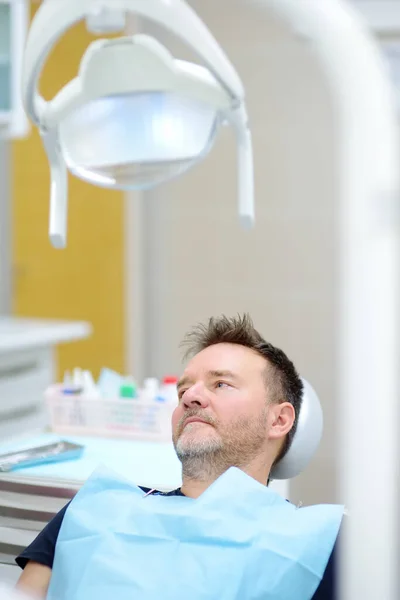 牙医办公室的病人一个成熟的男人坐在医疗中心的牙科椅子上 牙科诊所医生预约 卫生和牙齿健康 — 图库照片