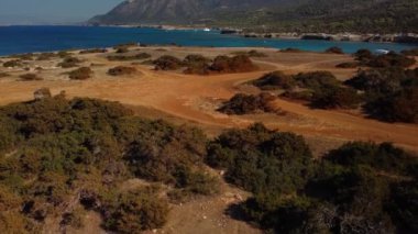 Kıbrıs Rum Kesimi Afrodit Körfezi yakınlarındaki Akamas Yarımadası Ulusal Parkı 'nın panoramik hava manzarası. Turistler için açık hava macerası için güzel bir yer.