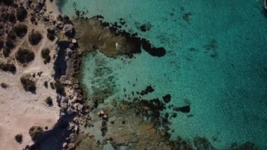 Kıbrıs Rum Kesimi 'nin Akamas Yarımadası Ulusal Parkı' ndaki Afrodit Patikası yakınlarındaki Akdeniz ve kayalık sahilin insansız hava aracı görüntüsü. Kıbrıs 'ın Polis kenti yakınlarındaki ünlü turizm beldesi
