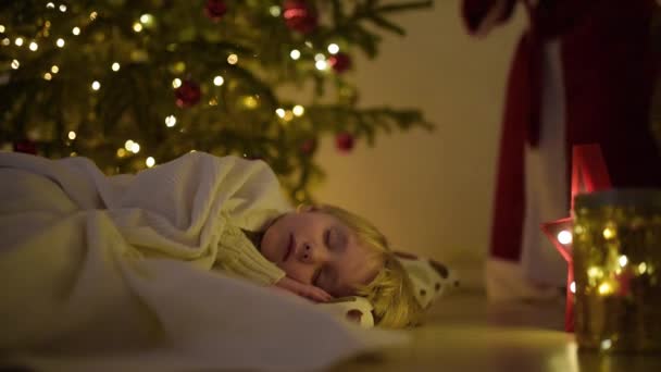 Petit Garçon Attendant Père Noël Sous Sapin Veille Noël Enfant — Video