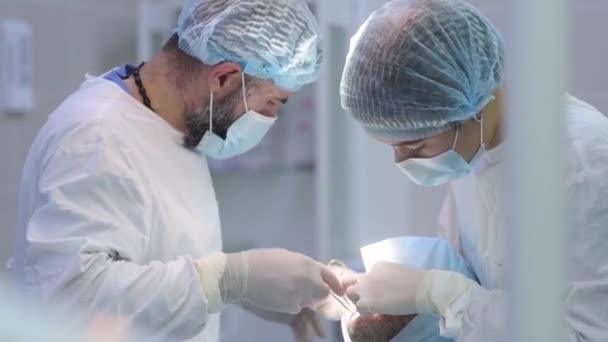 Cirurgião Enfermeiro Durante Uma Operação Dentária Paciente Anestesiado Sala Operação — Vídeo de Stock