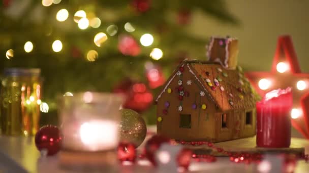 Doce Caseiro Casa Gengibre Doces Decorados Vidros Está Sobre Mesa — Vídeo de Stock