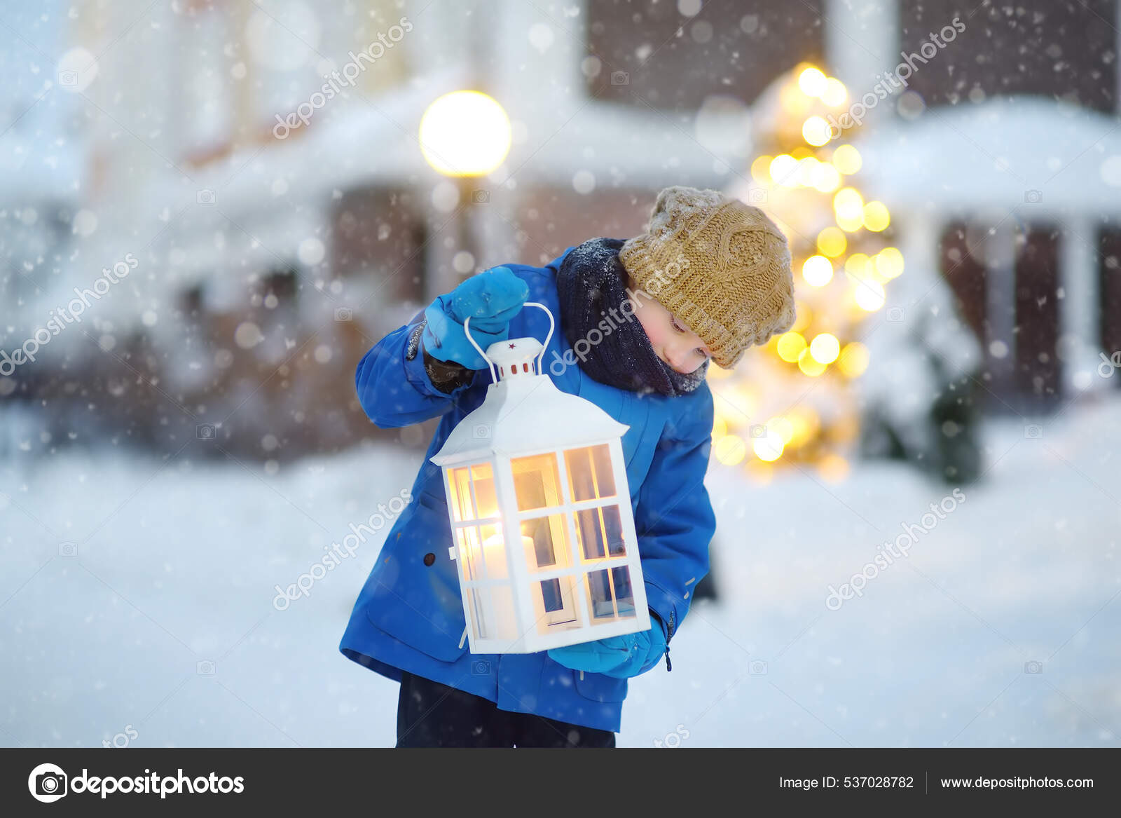 Engraçado menina criança brincando em bolas de neve. inverno jogo de  inverno para crianças. criança se divertindo na época do natal