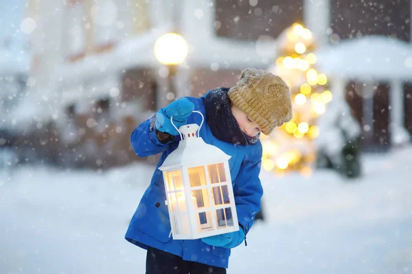 圣诞节前夕 在小城镇的街上 孩子们在等圣诞老人 男孩拿着大灯笼 点着蜡烛 婴儿对魔法和礼物的希望 寒假传统 — 图库照片