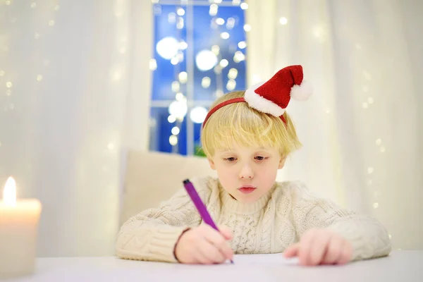 Rapazinho Escrever Carta Pai Natal Criança Sonha Com Presente Que — Fotografia de Stock