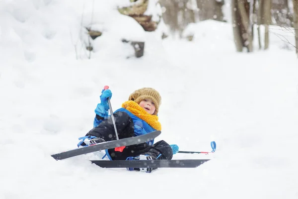 Cute Little Boy Uczy Się Narciarstwa Podczas Spaceru Lesie Zimowym — Zdjęcie stockowe