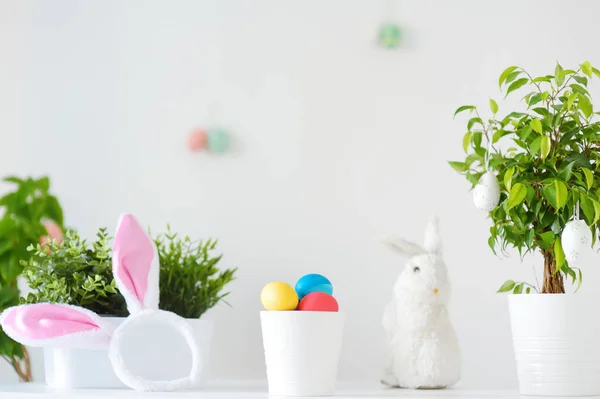 Colored Eggs Cute Little Bunny Rabbit Ears Table Easter Day — Stock Photo, Image