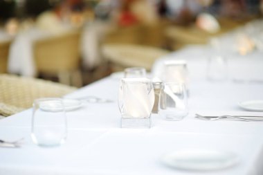 Açık hava kafeteryasında masa hazır. Yemek servisi..