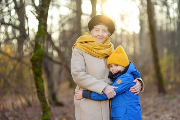 Milující Vnuk Něžně Objímal Svou Radostnou Starší Babičku Při Procházce — Stock fotografie