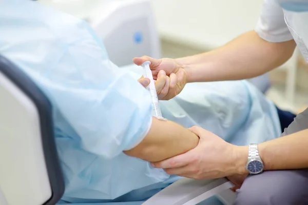 Anesthesiologist Injects Anesthesia Patient Vein Dental Surgery Operating Room Installation — Stock fotografie