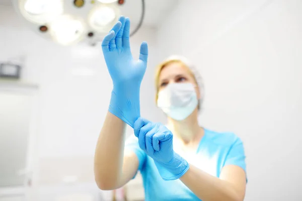女外科医生戴上医用防护手套 医生正准备在手术室做手术 医药和保健 — 图库照片