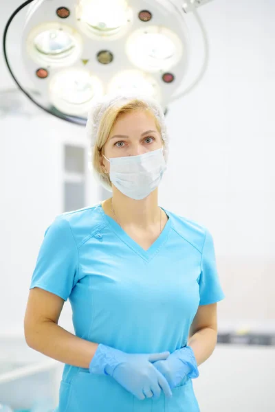 身穿医用面罩和防护手套的女外科医生的画像 医生正准备在手术室做手术 医药和保健 — 图库照片