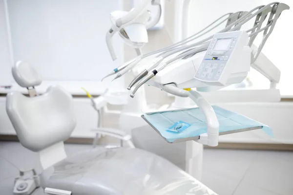 医务室的专业牙医设备和工具 牙科诊所医生预约 把重点放在牙钻上 卫生和牙齿健康 — 图库照片