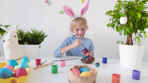 Симпатичный Мальчик Раскрашивает Яйца Пасху Подготовка Празднику Радость Детей Ребенок — стоковое видео