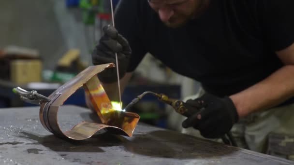 장인은 도구를 사용하여 금속을 다루었습니다 장갑을 작업장에서 일하는 노동자 — 비디오