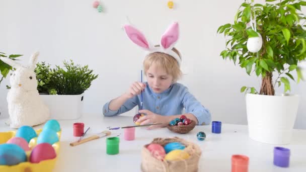 Cute Boy Kolorowanki Jaj Wielkanoc Przygotowanie Wakacji Radość Dla Dzieci — Wideo stockowe