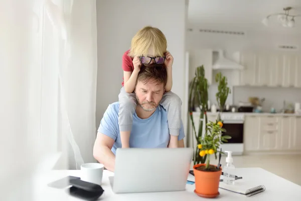 Homem Está Trabalhando Casa Com Laptop Durante Quarentena Home Office — Fotografia de Stock