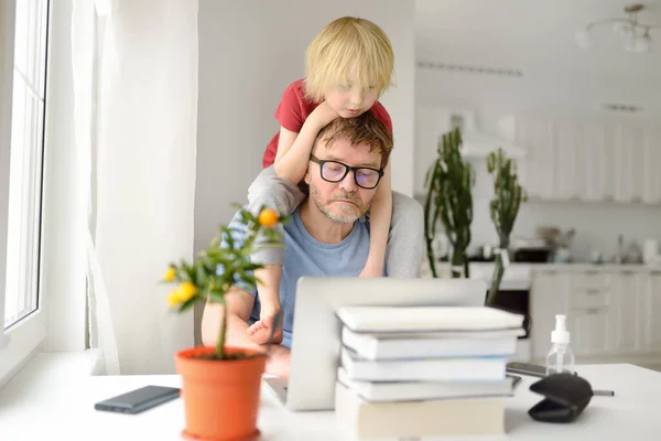 Człowiek Pracuje Domu Laptopem Podczas Kwarantanny Biuro Domowe Rodzicielstwo Tym — Zdjęcie stockowe