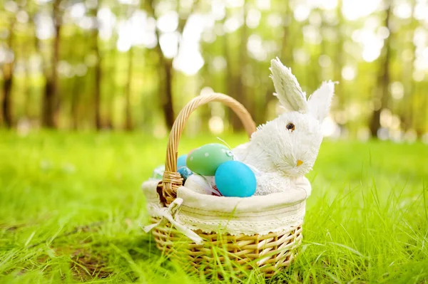 Colorful Easter Eggs Basket Cute White Toy Bunny Celebrating Easter — Stock Photo, Image