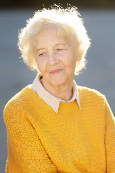 一个有着卷曲白发的美丽微笑的老年妇女的户外肖像 老太太在秋天的公园里散步 主动寿命概念 — 图库照片