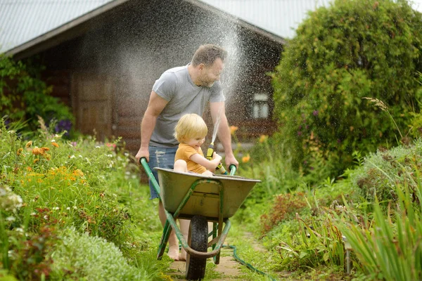 Glad Liten Pojke Som Har Roligt Skottkärra Som Knuffas Pappa — Stockfoto