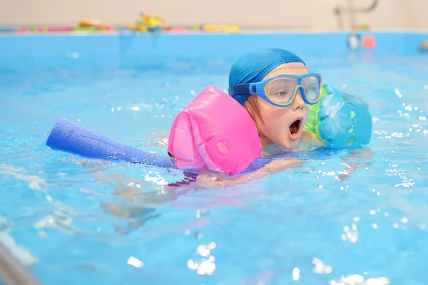 Ragazzino Con Occhiali Bracciali Gonfiabili Piscina Bambino Che Impara Nuotare — Foto Stock