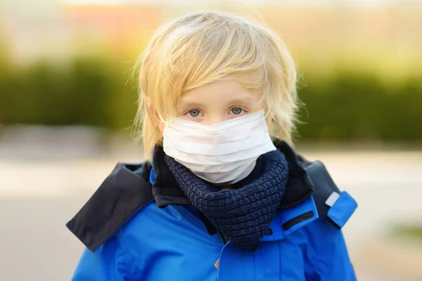 在机场 超级市场或其他公共场所 小男孩戴着防护面罩 Covid 19爆发期间的安全性 验尸官的流行病 新菌株 Omicron — 图库照片