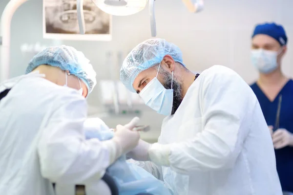 Kirurg Och Sjuksköterska Tandoperation Sövd Patient Operationssalen Installation Tandimplantat Eller — Stockfoto