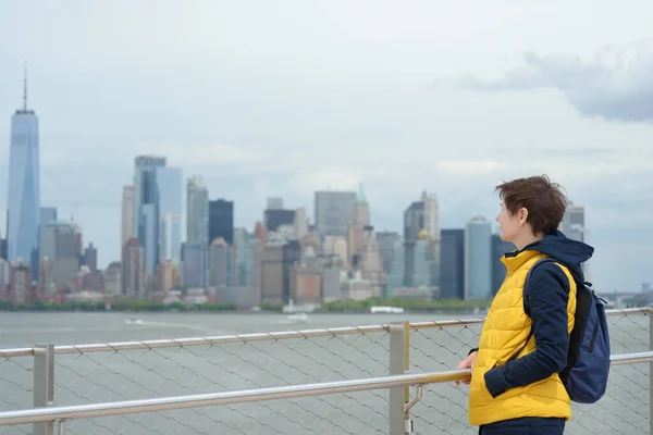 Turystka Podziwia Słynną Panoramę Manhattanu Wyspy Liberty Zwiedzanie Nowego Jorku — Zdjęcie stockowe