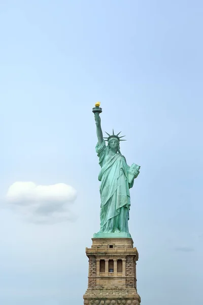 Het Vrijheidsbeeld Achtergrond Van Blauwe Lucht Liberty Island New York — Stockfoto