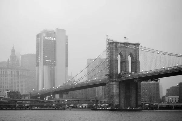 Černobílá Fotografie Mrakodrapů Manhattanu Brooklynského Mostu Mlhavého Zamračeného Dne Slavný — Stock fotografie