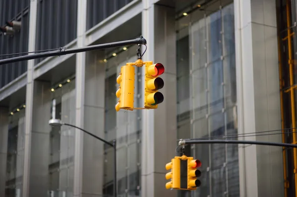 Yellow Traffic Light Achtergrond Van Wolkenkrabbers Manhattan New York Usa — Stockfoto