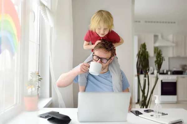 Man Werkt Thuis Met Laptop Tijdens Quarantaine Binnenlandse Zaken Ouderschap — Stockfoto