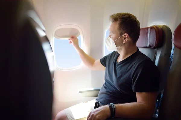 Hombre Mediana Edad Con Máscara Facial Viajando Avión Pasajero Sentado — Foto de Stock