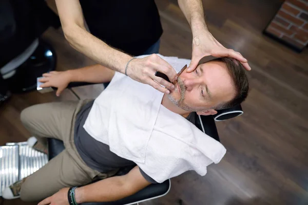 Friseurmeister Rasiert Schönen Reifen Bärtigen Mann Mit Rasiermesser Salon Haarkünstler — Stockfoto